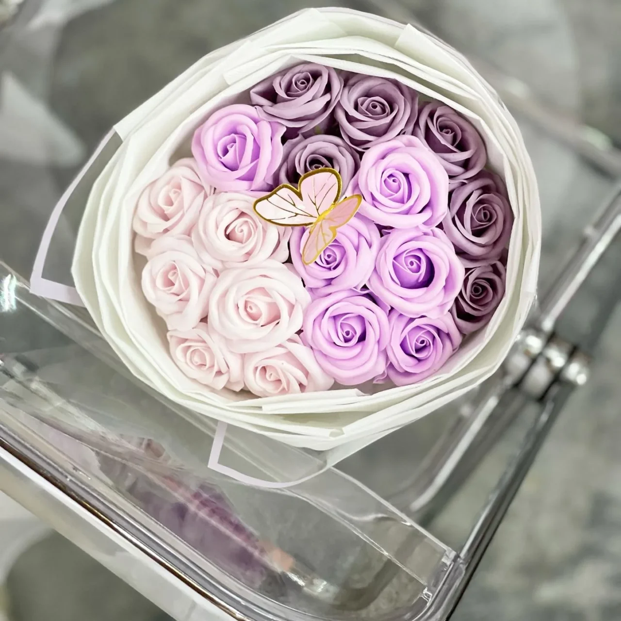 Buchet în hîrtie – 19 Trandafiri Sapun Crem-Lilac
