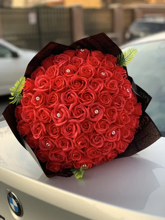 Buchet în hîrtie – 101 Trandafiri RED