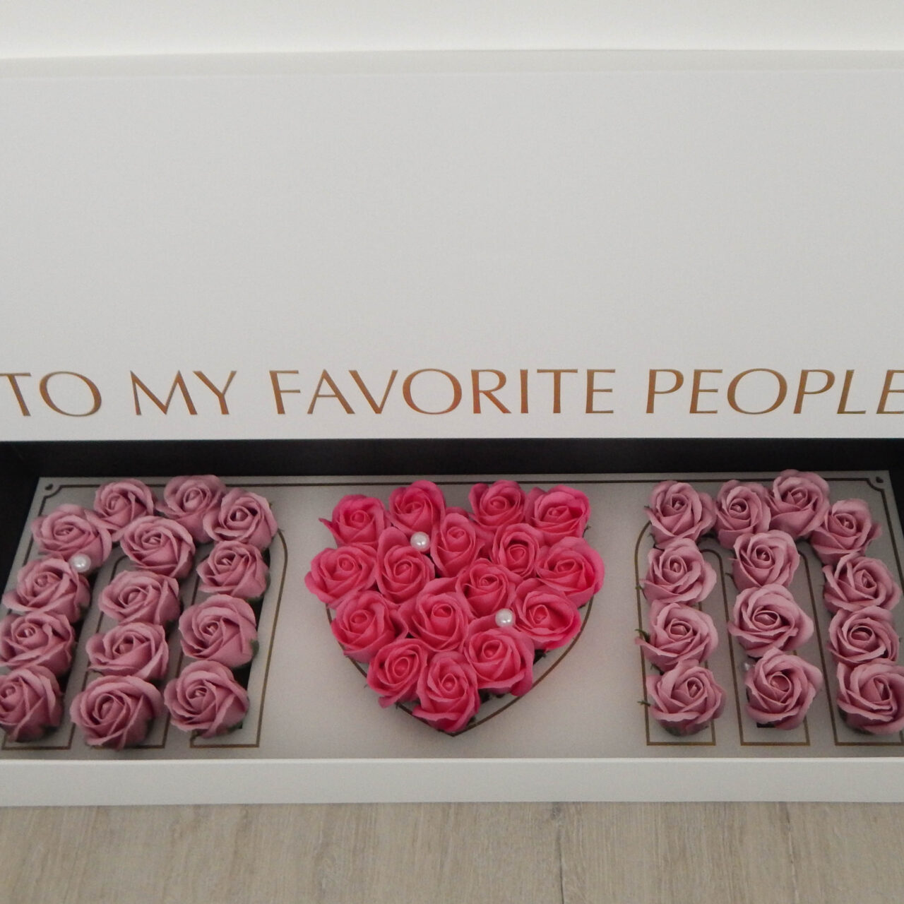 Cutie "MOM" - Trandafiri din sapun parfumați