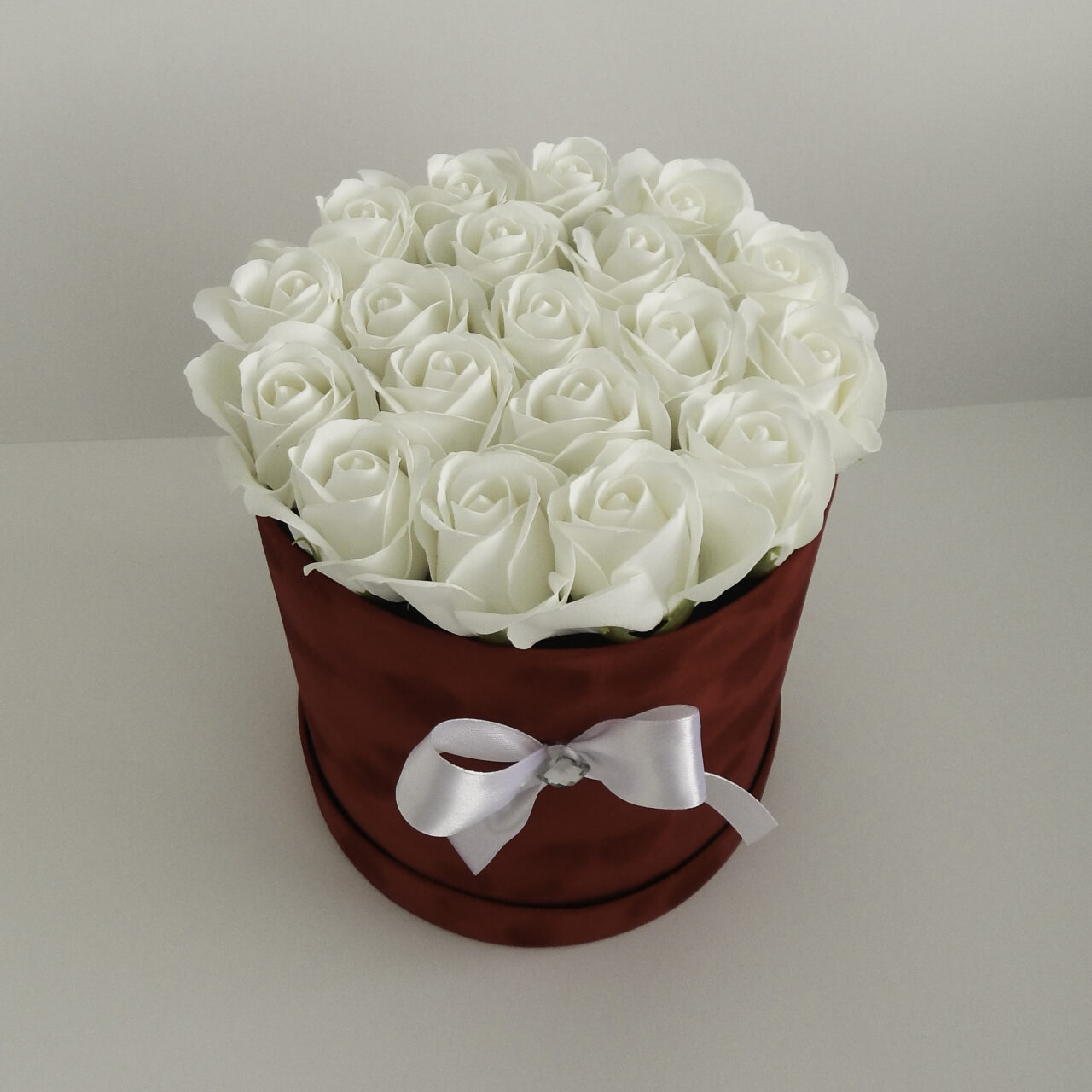 Cutie "CILINDRICĂ" de Catifea (19) - Trandafiri din sapun parfumați (WHITE)