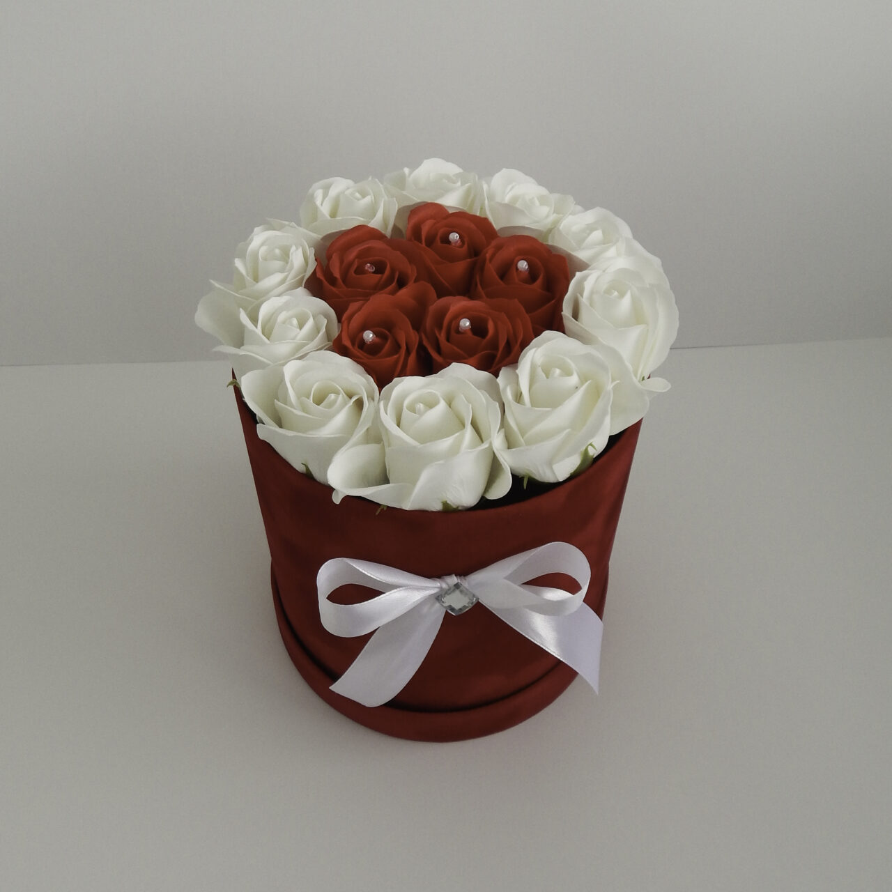 Cutie "CILINDRICĂ" de Catifea (15) - Trandafiri din sapun parfumați (RED & WHITE)