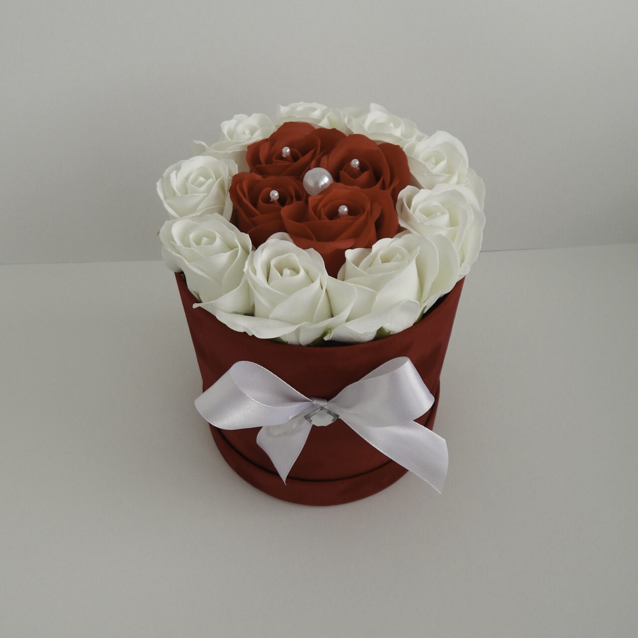 Cutie "CILINDRICĂ" de Catifea (13) - Trandafiri din sapun parfumați (RED & WHITE)