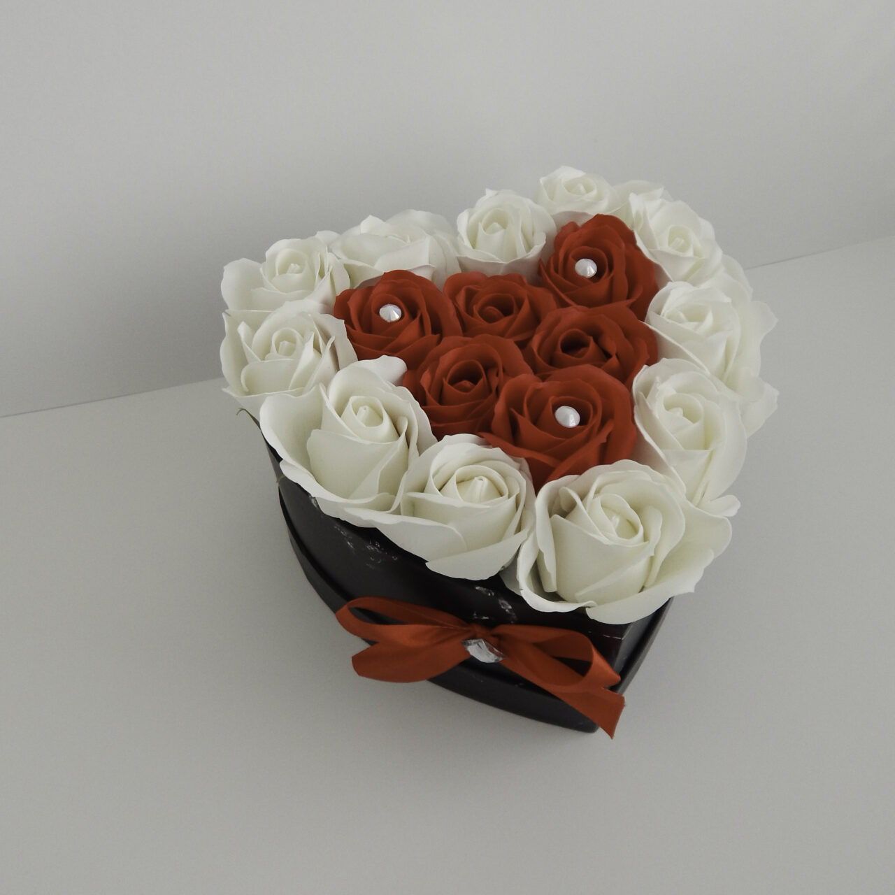 Cutie "INIMA" (17) - Trandafiri din sapun parfumați (RED & WHITE)