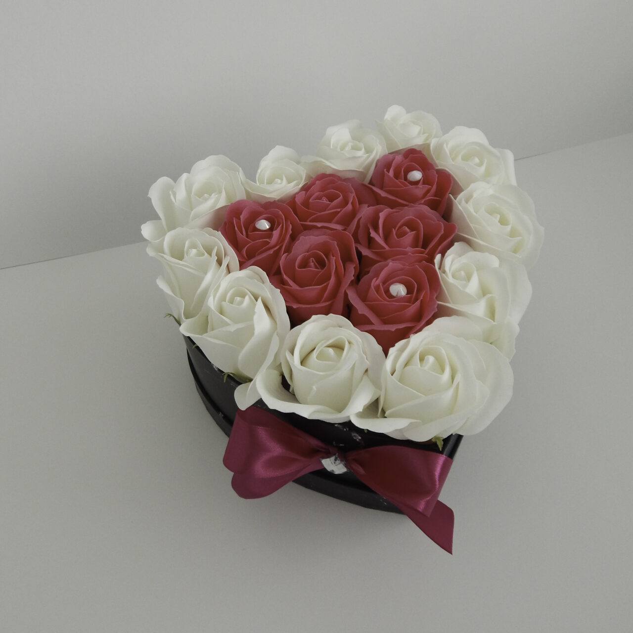 Cutie "INIMA" (17) - Trandafiri din sapun parfumați (FUCHSIA & WHITE)